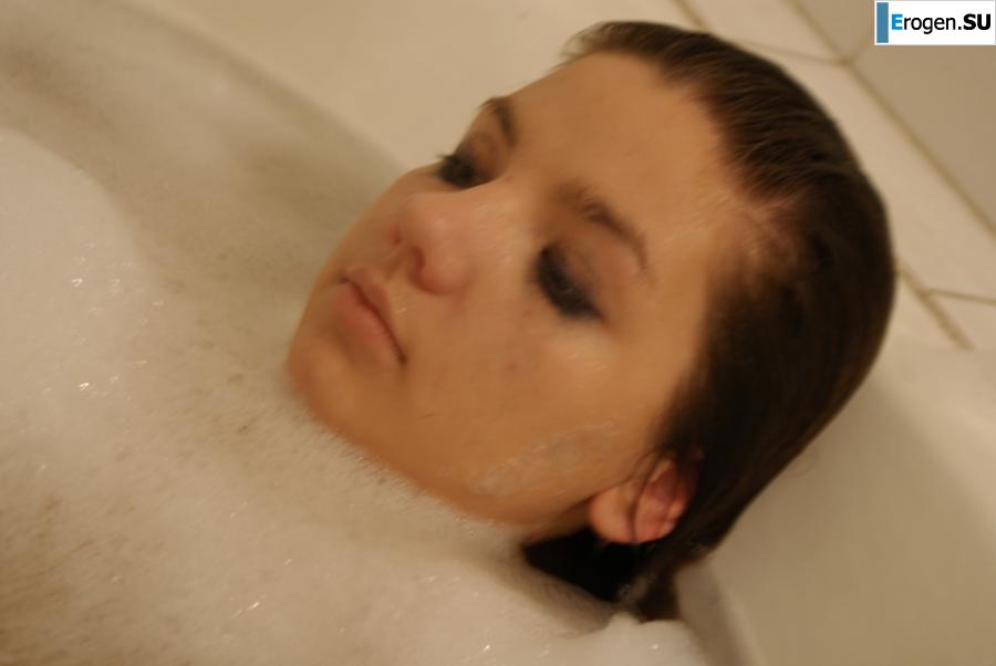 The girl in the bathroom plays with wax. Photo 15