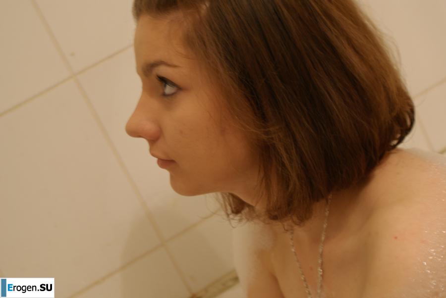 The girl in the bathroom plays with wax. Photo 8