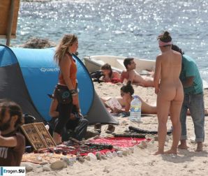 And again, hippies. Now on the beach. Part 2. Thumb 9