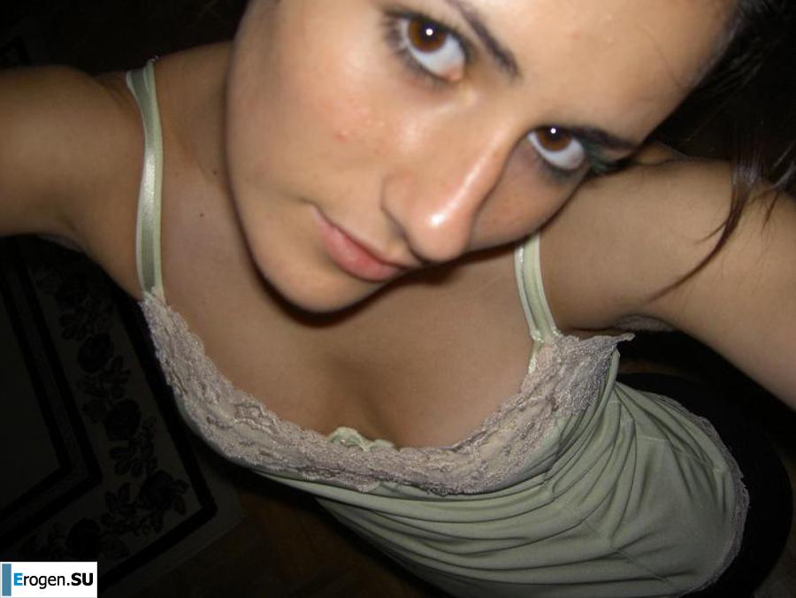 A beautiful Bulgarian poses at home and on the beach. Photo 12