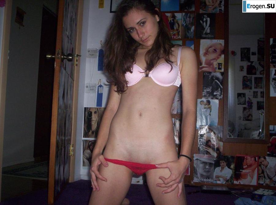 Beautiful Bulgarian posing at home and on the beach. Part 2. Photo 38