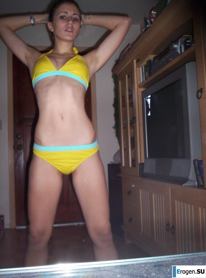 A beautiful Bulgarian posing at home and on the beach. Part 3. Photo 38