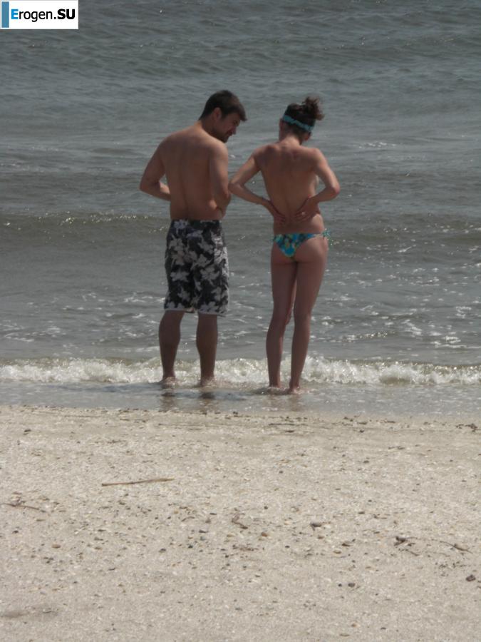 Topless thin girl on the beach. Photo 14