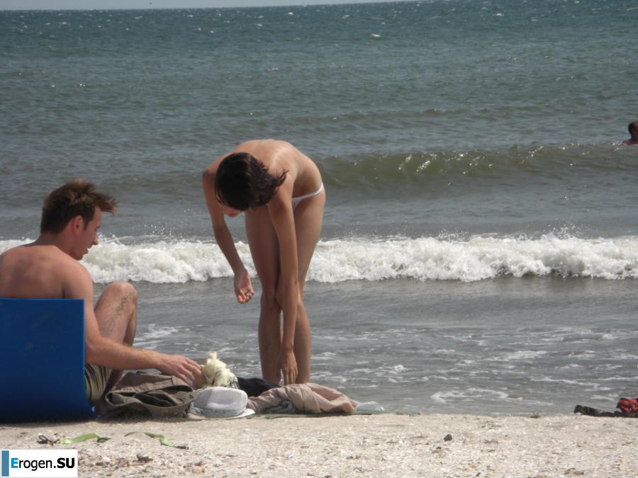 Topless thin girl on the beach. Photo 25