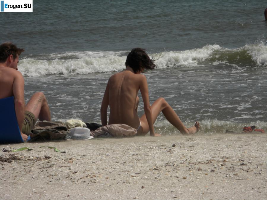 Topless thin girl on the beach. Photo 27