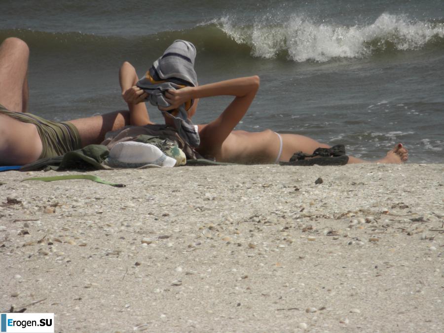Topless thin girl on the beach. Photo 3