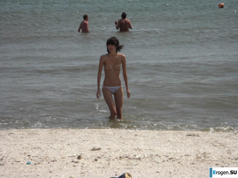 Topless thin girl on the beach. Photo 31