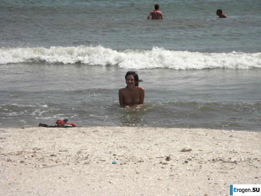 Topless thin girl on the beach. Photo 35