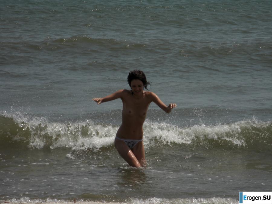 Topless thin girl on the beach. Photo 37