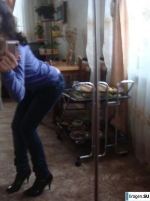 Students take pictures of themselves. Thumb 39
