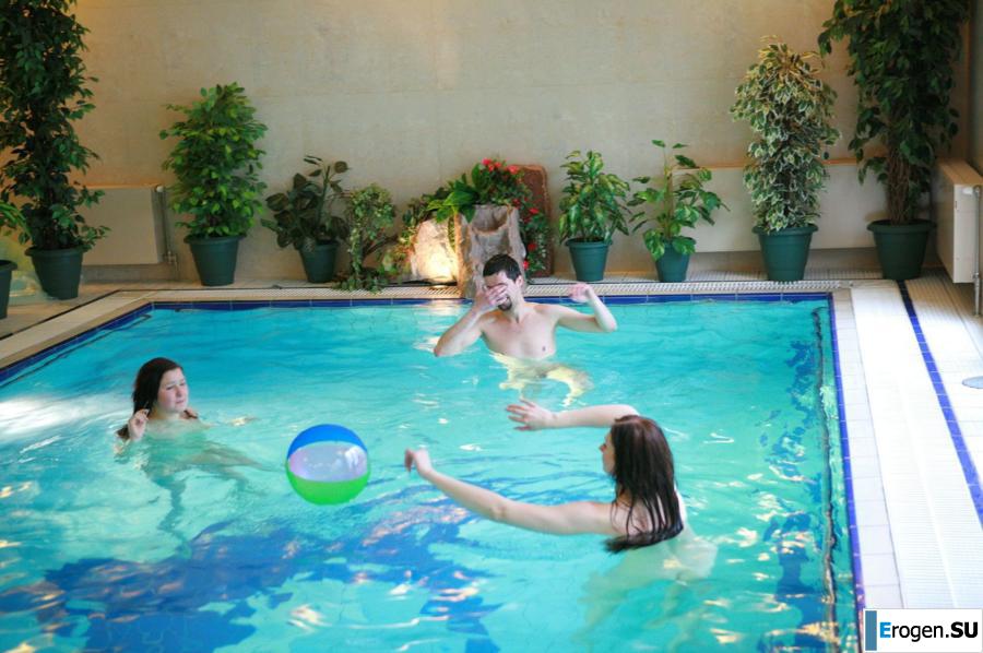 Czech nudists in the pool. Part 2. Slide 21