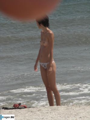 Topless thin girl on the beach. Part 2. Thumb 19
