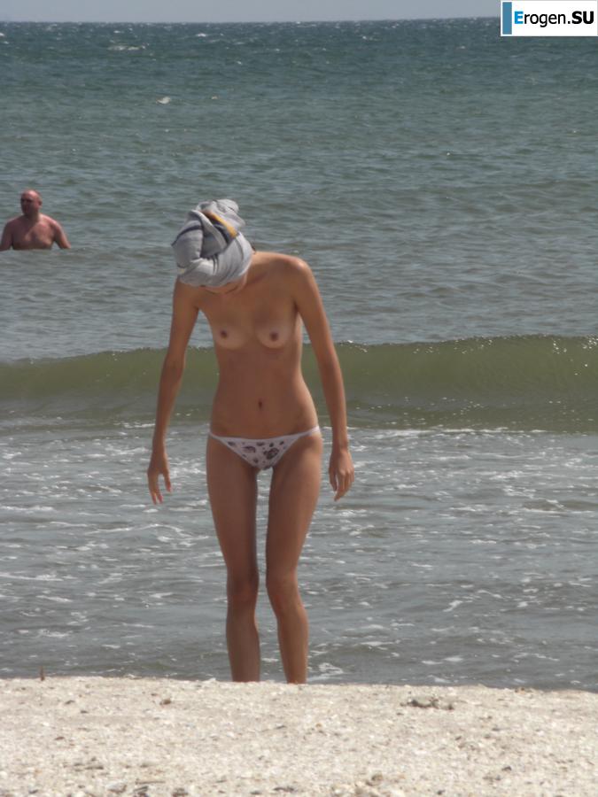 Topless thin girl on the beach. Part 3. Photo 22