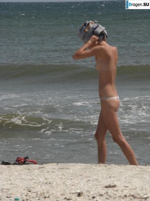 Topless thin girl on the beach. Part 3. Thumb 7