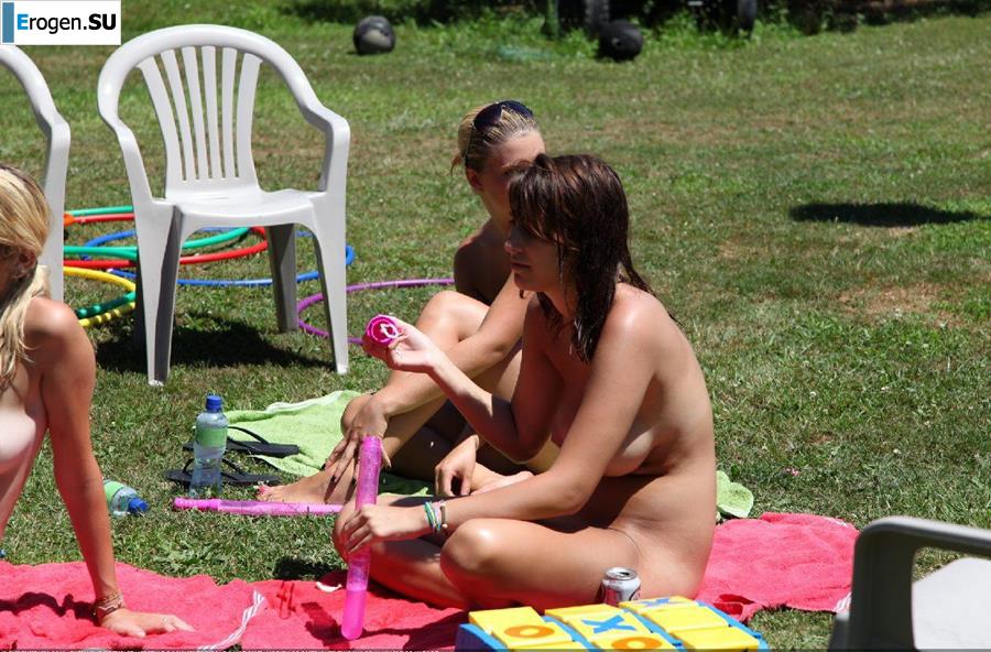 Nudists fell into childhood. Photo 3