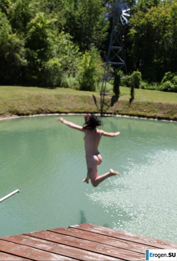 Nudists fell into childhood. Photo 7