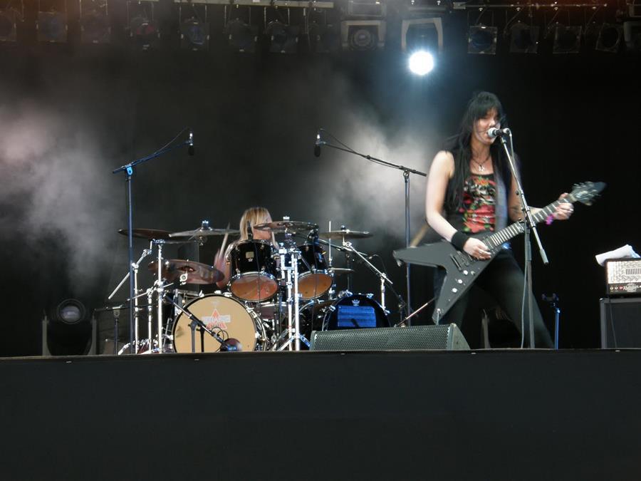 Tits and some pussies at rock concerts. Part 4. Photo 11