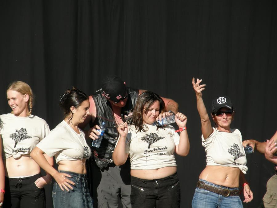 Tits and some pussies at rock concerts. Part 4. Photo 17