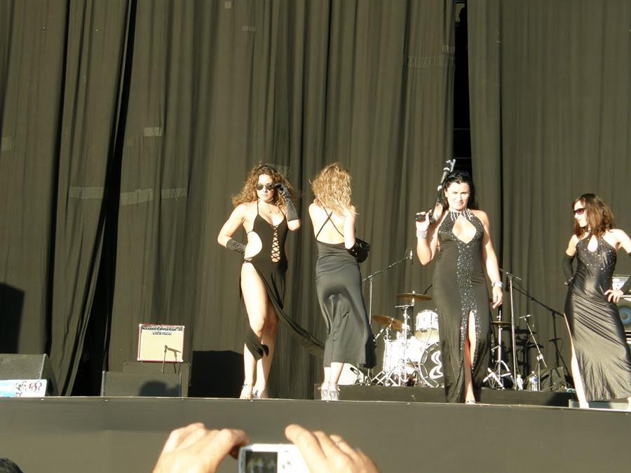 Tits and some pussies at rock concerts. Part 4. Photo 5