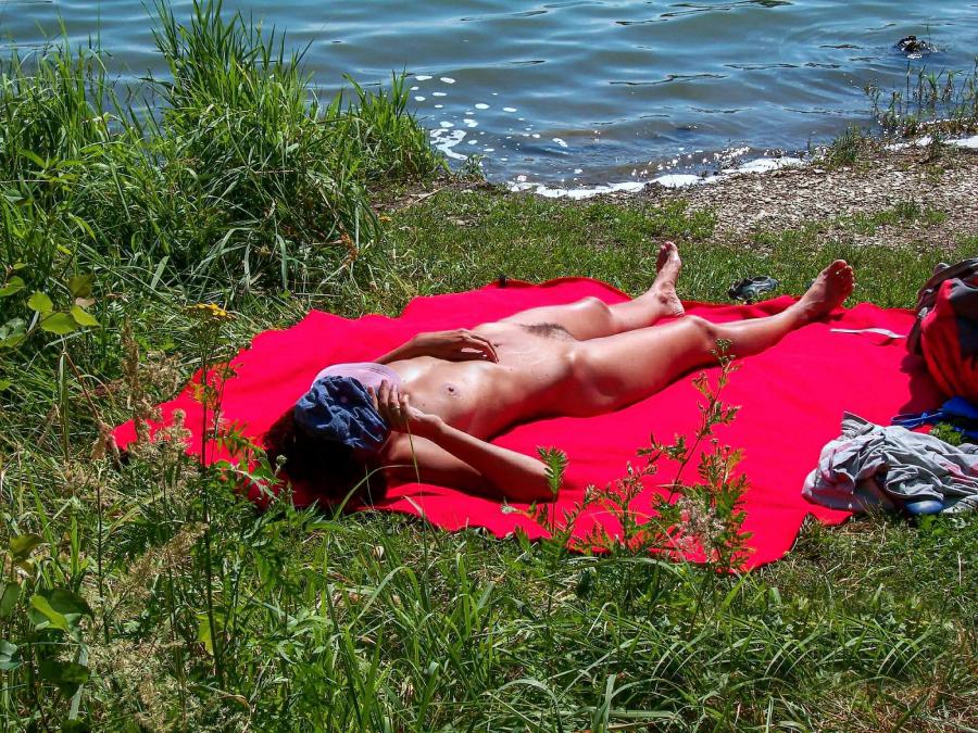 The little fluffy is sunbathing. Part 2. Slide 22