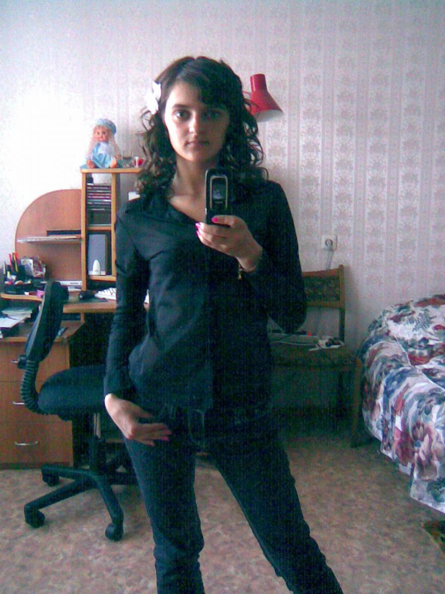 A lover of taking photos of herself on the phone. Photo 3