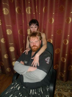 The bearded man and his girlfriends. Thumb 11