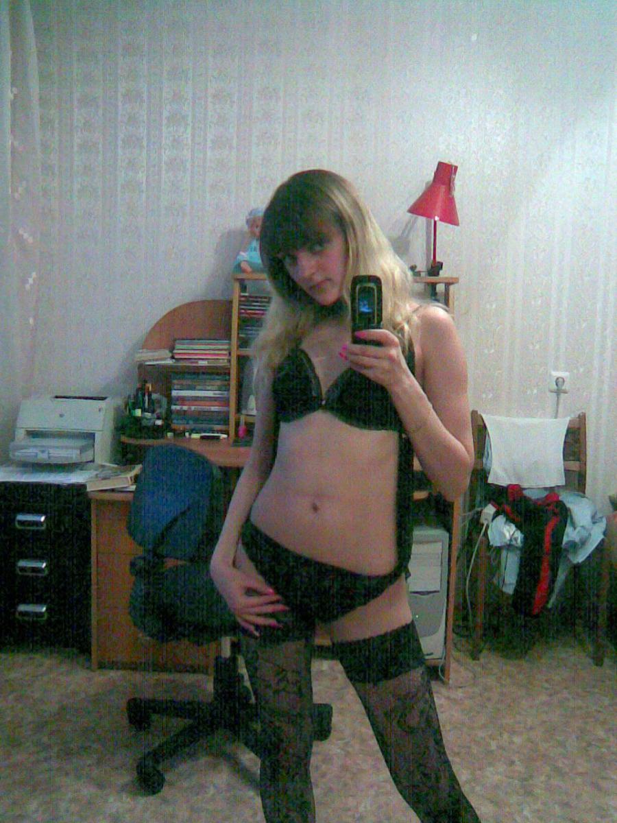 A lover of taking photos of herself on the phone. Part 2. Photo 35