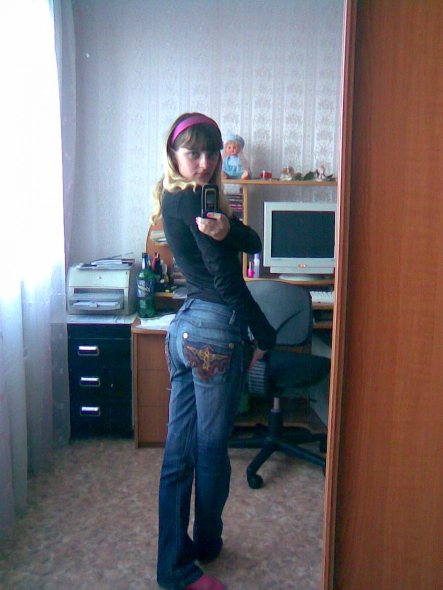 A lover of taking photos of herself on the phone. Part 2. Photo 44