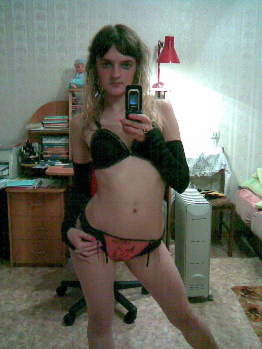 A lover of taking photos of herself on the phone. Part 2. Photo 47