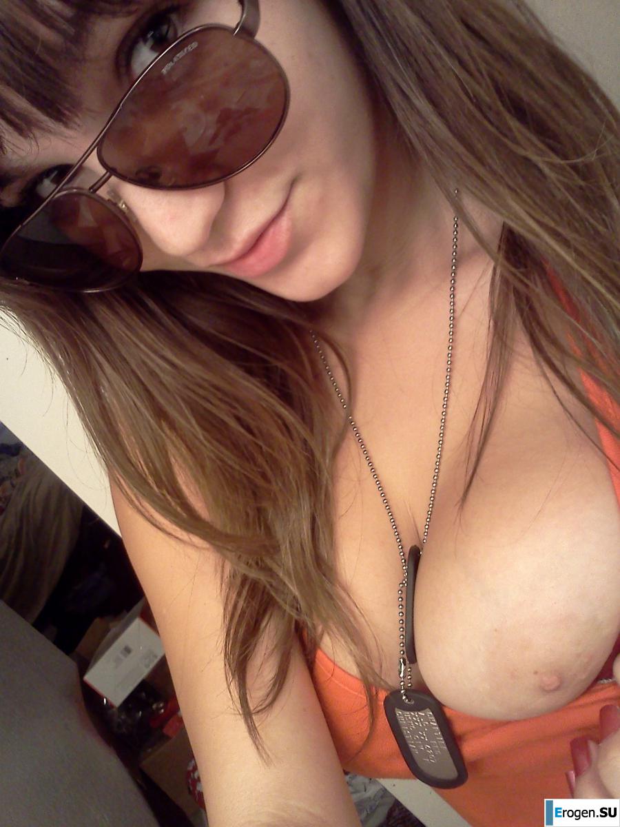 Busty Selfies. Photo 7