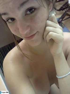 Busty Selfies. Thumb 11