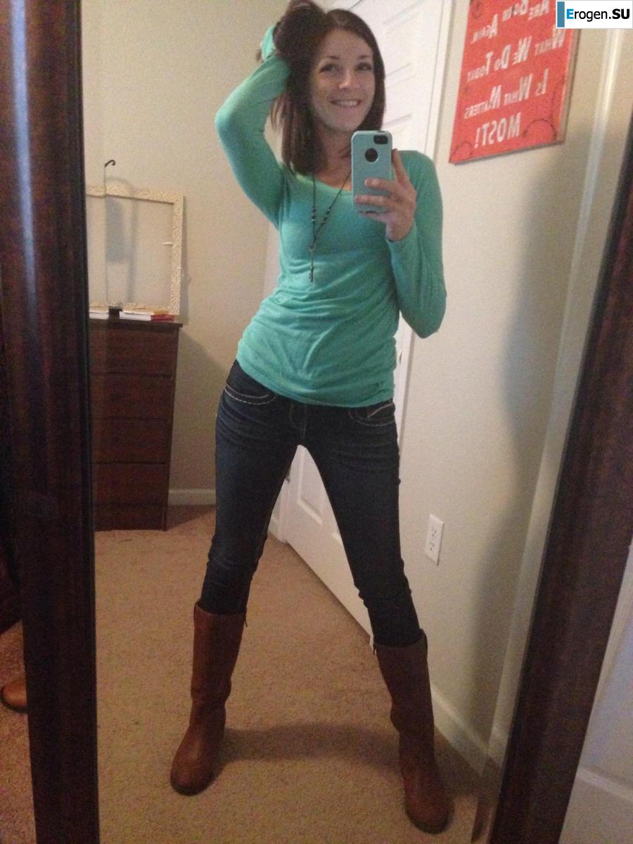 The cheerful young lady makes her selfie. Photo 32