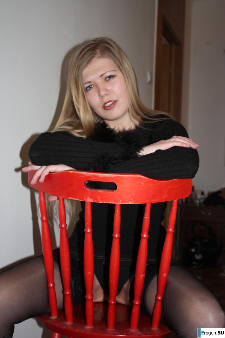 Beauty on the red chair. Photo 4