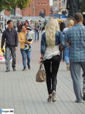 Девушки в леггинсах. Эскиз 23