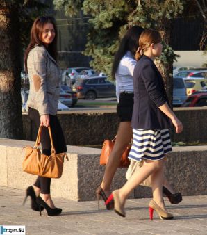 Девушки в леггинсах. Эскиз 45