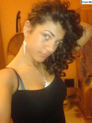 Hot brunette with pizza. Thumb 16