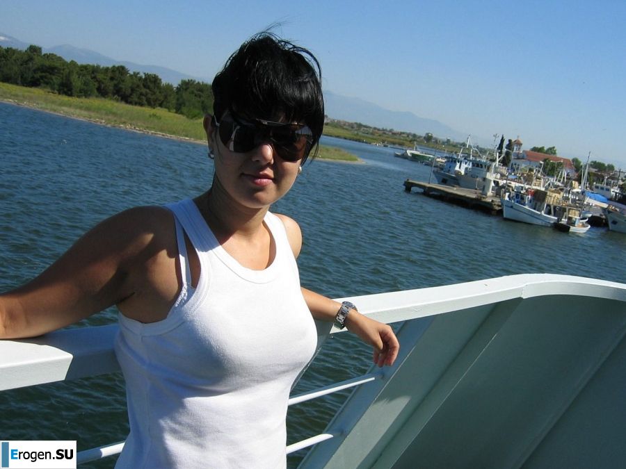 petite short-haired brunette on vacation. Photo 3