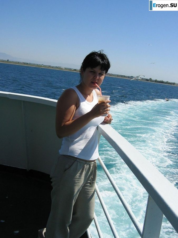 petite short-haired brunette on vacation. Photo 4