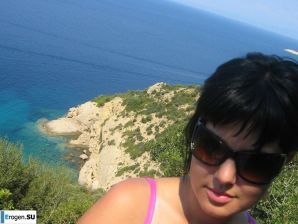 petite short-haired brunette on vacation. Thumb 16
