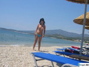 petite short-haired brunette on vacation. Thumb 17