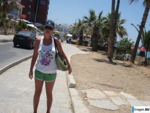 petite short-haired brunette on vacation. Thumb 36