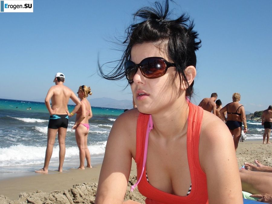 petite short-haired brunette on vacation. Part 2. Photo 13