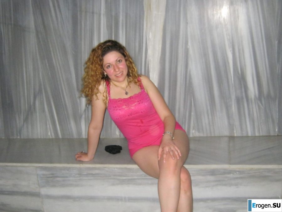 shy blush and curls. Photo 6