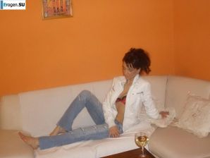 chic Italian woman posing and undressing. Thumb 10