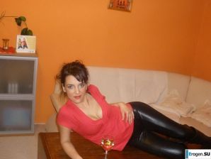 chic Italian woman posing and undressing. Thumb 15
