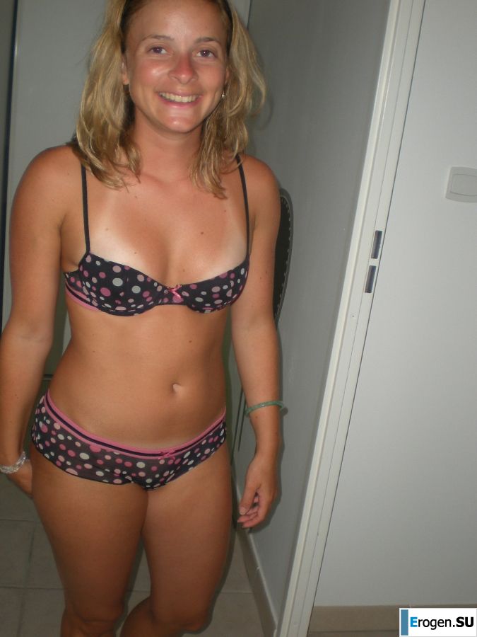 mischievous minx on the beach. Photo 17