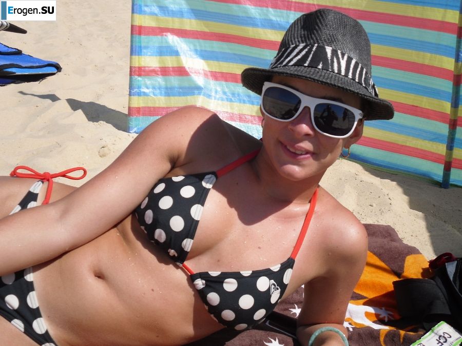 mischievous minx on the beach. Photo 26