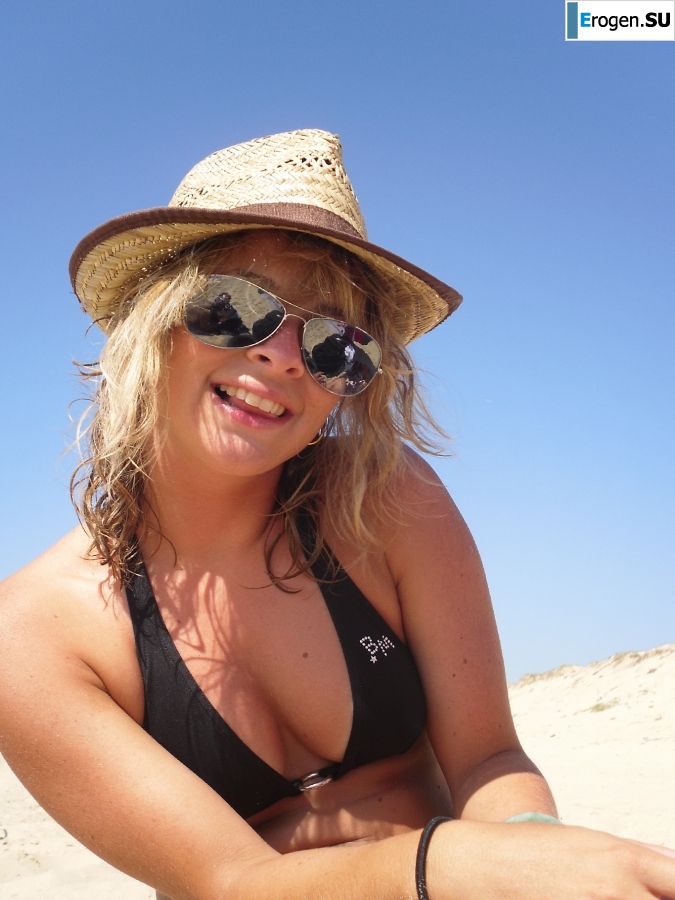mischievous minx on the beach. Photo 49