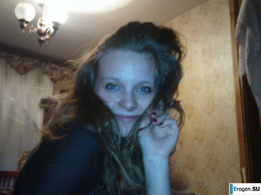 a young girl with her boyfriend frolics. Photo 4