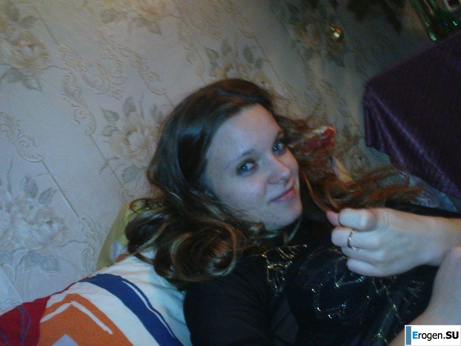 a young girl with her boyfriend frolics. Photo 9